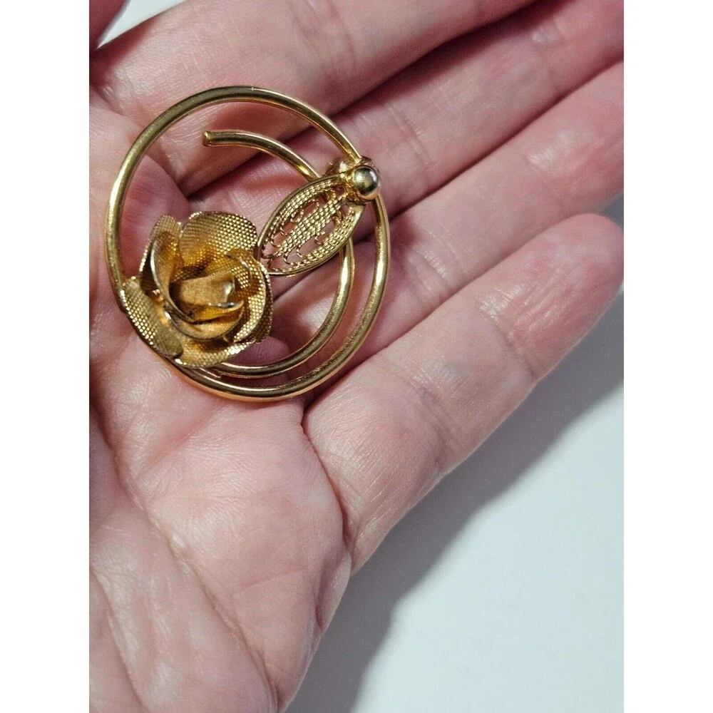 Vintage Sarah Coventry gold tone circular brooch